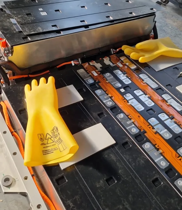 Batería de alto voltaje abierta para reparación en el taller CasMag