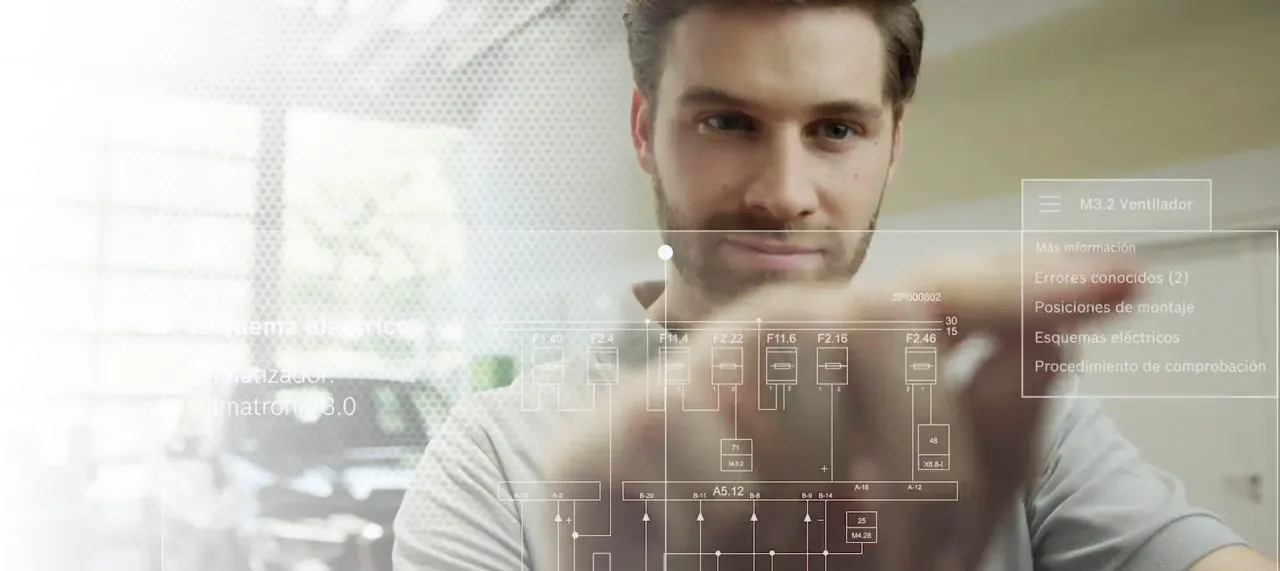 Técnico consultando un esquema eléctrico en el software de diagnóstico Bosch