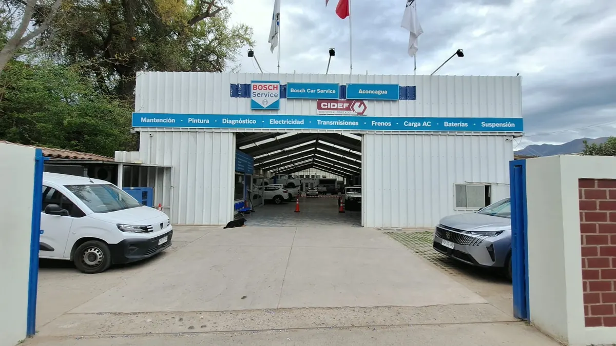 Frontis de CasMag en Santiago Bueras con los letreros Bosch Service, Bosch Car Service, Aconcagua y CIDEF, y el estacionamiento de clientes