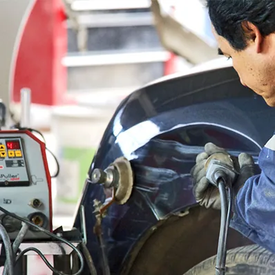Técnico desabollando con PinPuller